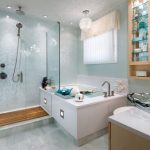 Desain Kamar Mandi Hotel Yang Cantik Terbaru Dengan Kaca Dan Wastafel Yang Unik